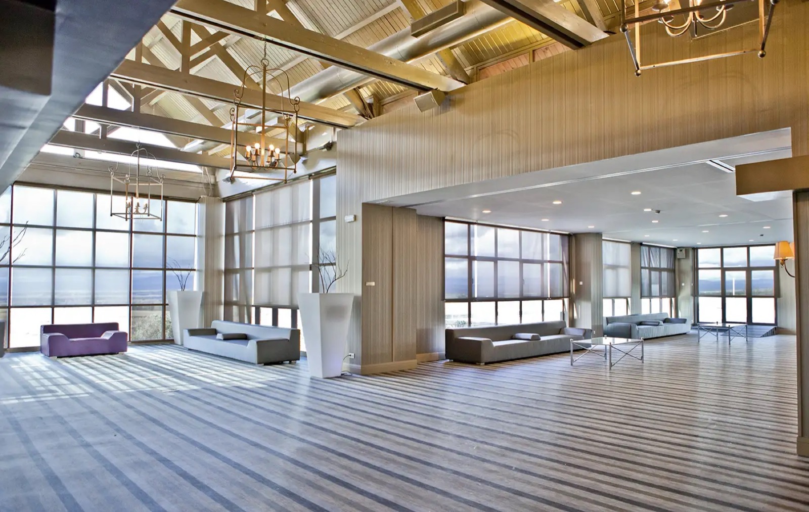 Salón vacío con vigas y lámparas